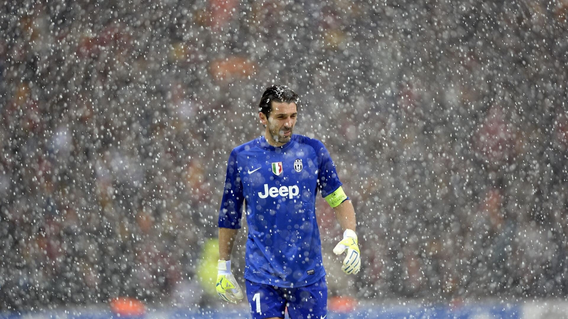 室内体能“平板支撑集体挑战” 全队坚持时间计入总分